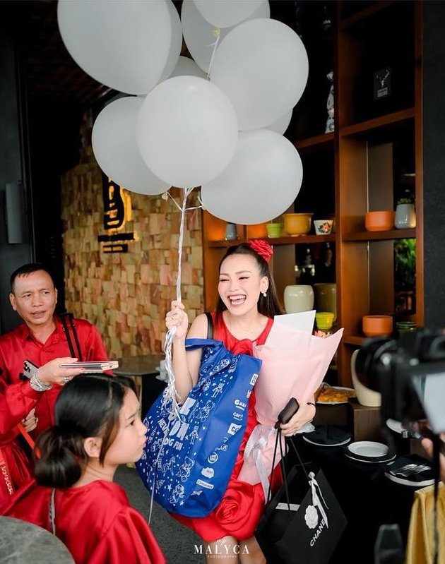 10 Photos of Ayu Ting Ting's Birthday Surprise from Her Sister and Mother, Iis Dahlia Mistakenly Got the Date Wrong