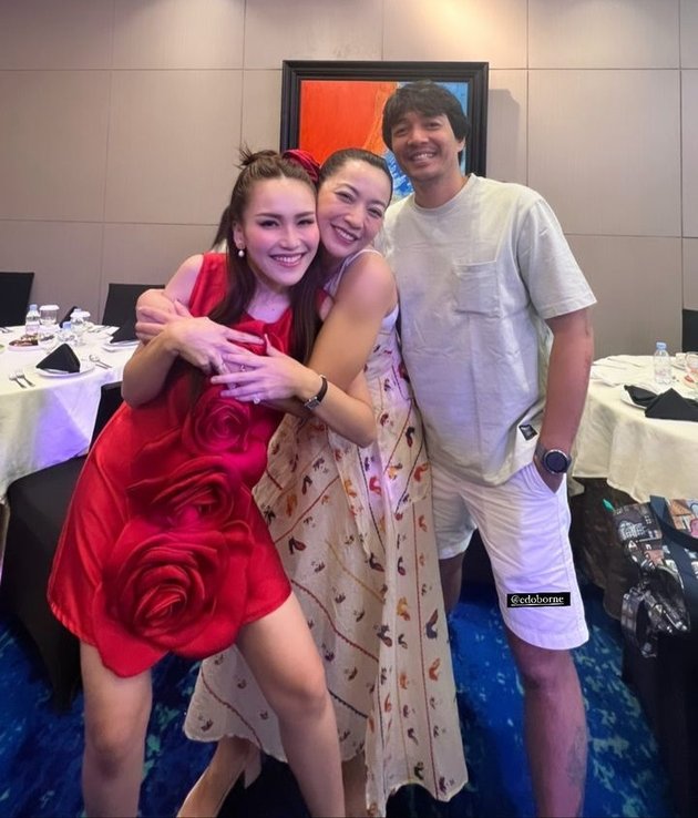 10 Photos of Ayu Ting Ting's Birthday Surprise from Her Sister and Mother, Iis Dahlia Mistakenly Got the Date Wrong