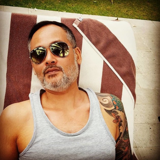 10 Photos of Echa Bragi, Dominique Sanda's Handsome Tattooed Husband who Looks Forever Young