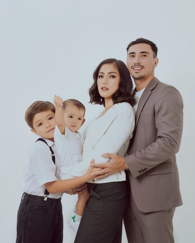 10 Latest Family Portrait Photos of Jessica Iskandar, El Barack Becomes the Highlight and Called Similar to the Prince of England - Netizens: Good Looking Family!
