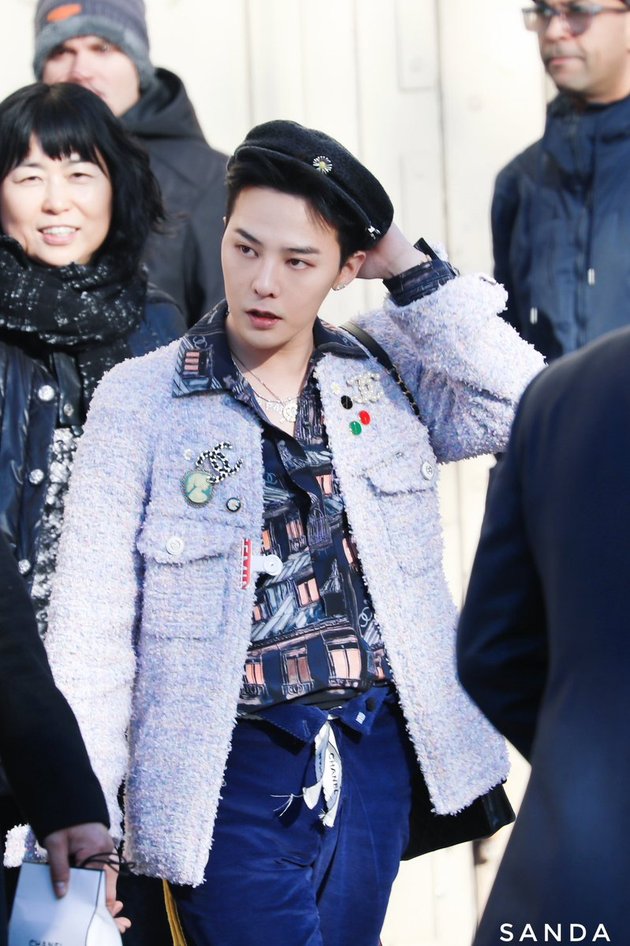 10 G-Dragon Photos at Chanel Paris Fashion Week Event, Still Handsome & Cool Despite Wearing Women's Clothes