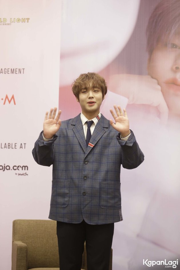 10 Handsome Photos of Park Jihoon Showing Different Poses and Adorable Aegyo at the Jakarta Concert Press Conference