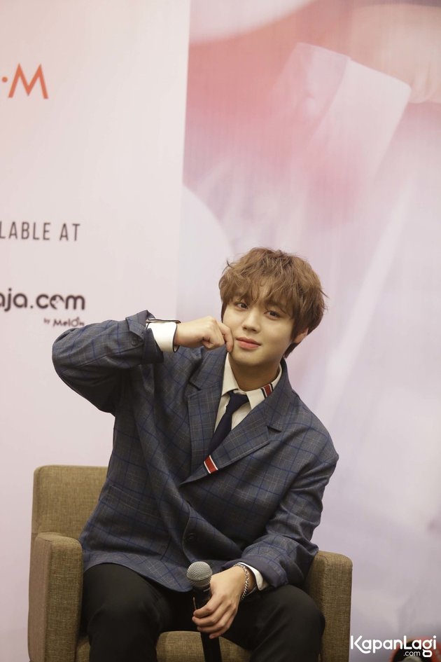 10 Handsome Photos of Park Jihoon Showing Different Poses and Adorable Aegyo at the Jakarta Concert Press Conference