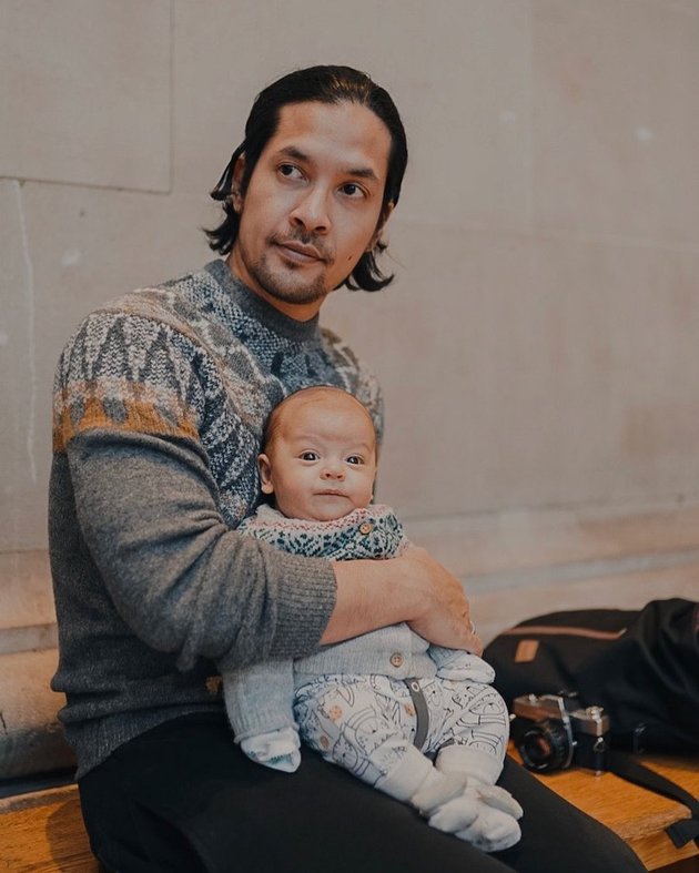 10 Photos of Kimberly Ryder and Edward Akbar Raising Their Child, Taking Public Transportation in England - Taking Baby Rayden to the Museum