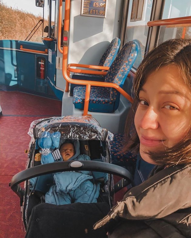 10 Photos of Kimberly Ryder and Edward Akbar Raising Their Child, Taking Public Transportation in England - Taking Baby Rayden to the Museum