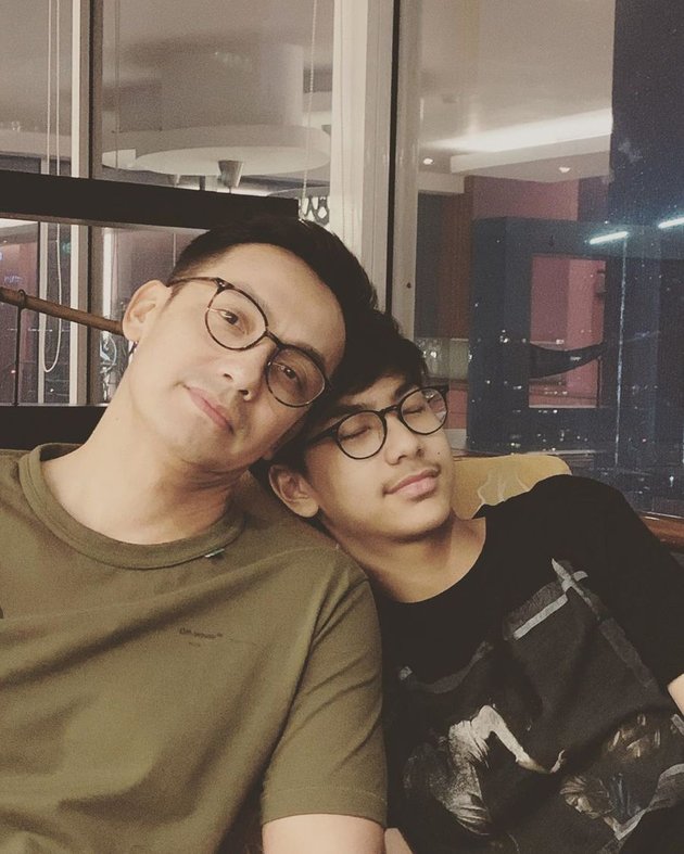 10 Photos of Gunawan and His Eldest Child, Equally Handsome Like Siblings