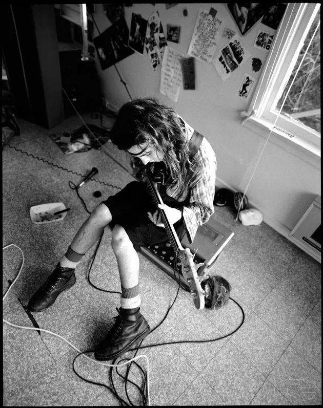 Yang pertama adalah Eddie Vedder. Foto ini diambil oleh Chris Cuffaro di Seattle, Washington, pada 19 Januari 1992. Chris menggunakan kamera Pentax untuk mengabadikan foto ini.