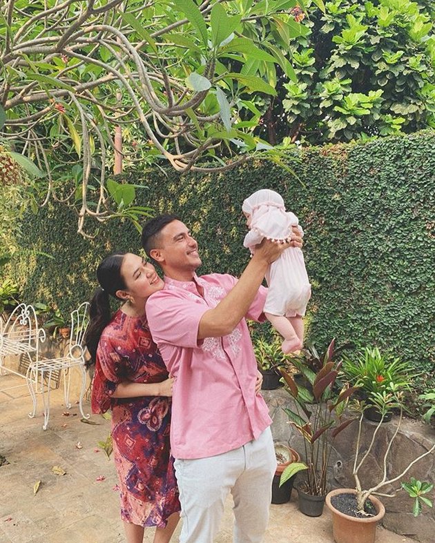 10 Photos That Prove Raisa & Hamish Daud Always Hide Baby Zalina's Face