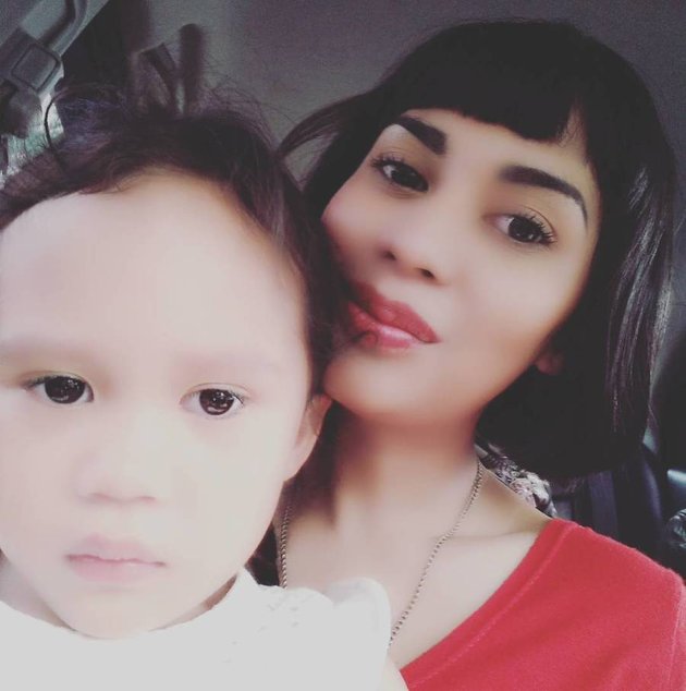 10 Photos of Karen Idol with Her Baby, Now Unable to Be Together