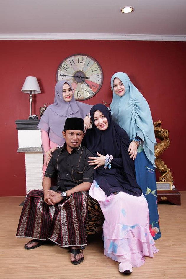 10 Harmonious Photos of Lora Fadil & His 3 Beautiful Wives Living Together