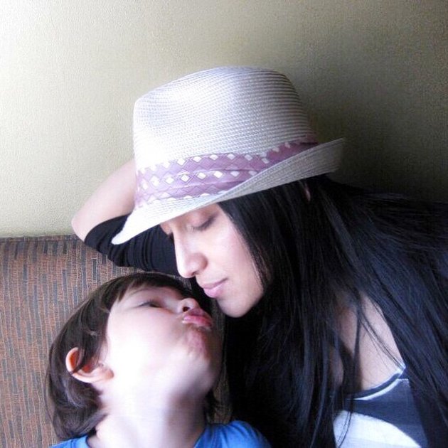 10 Photos of Tia Azhari and Latih, Her Handsome American Son