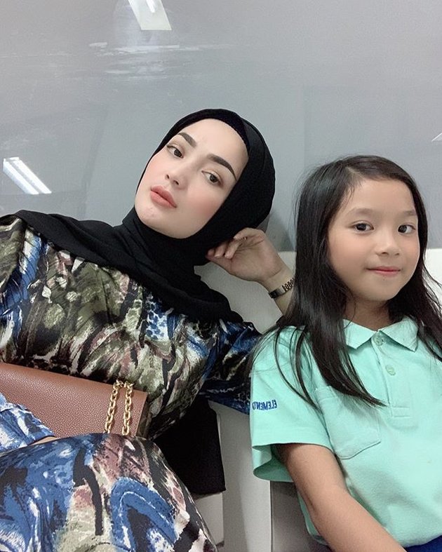 10 Photos of Imel Putri Cahyati's Intimacy with Her Beautiful Daughter from Her Marriage with Sirajuddin Mahmud