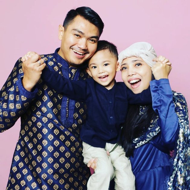 10 Photos of Micky AFI's Small Family, Away from the Spotlight and Living Happily