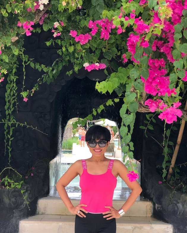 10 Unique Photos of Ibunda Cinta Laura, Hands on Hips and Wearing Sunglasses