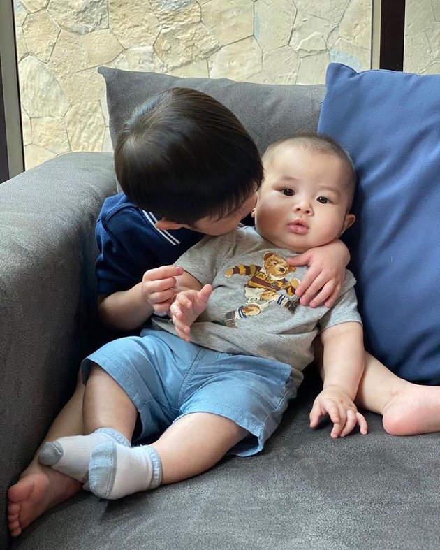 10 Photos of Koko Raphael Moeis and Mikhael's Brother, Hugging, Kissing, and Their Resemblance