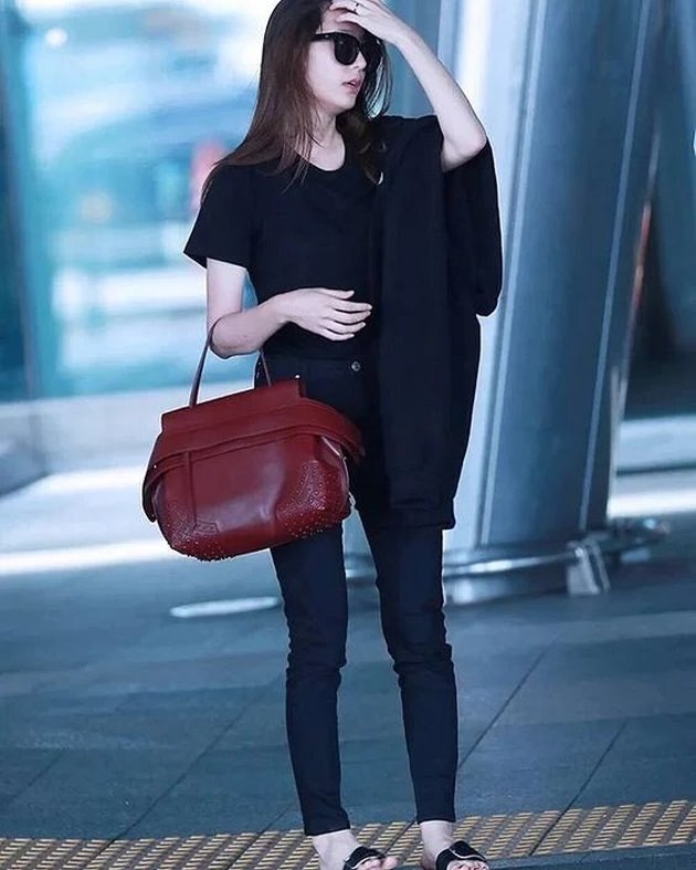 10 Photos of Krystal with Chic-Casual Style, Getting More Beautiful & Cool at the Age of 25