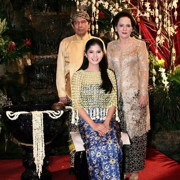 16 tahun lalu, Annisa Pohan menggelar acara siraman pernikahannya dengan Agus Yudhoyono. Ia melangsungkan acara ini dengan adat Jawa.