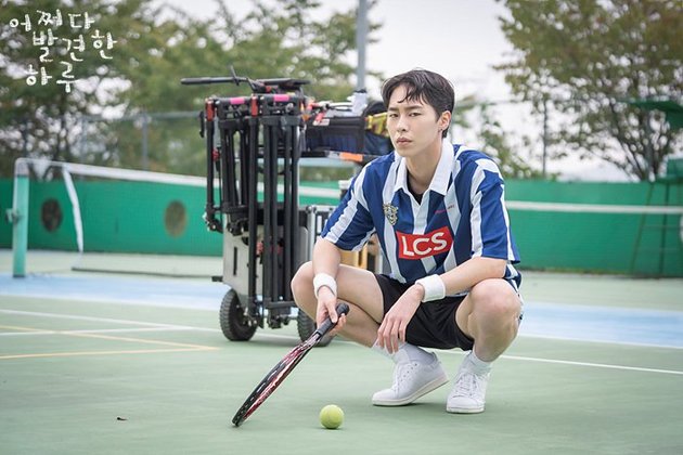 10 Photos of Lee Jae Wook Behind the Scenes of 'Extraordinary You', Making You Fall in Love Even More