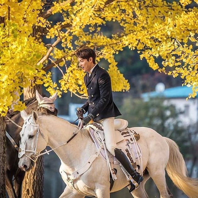 10 Photos of Lee Min Ho Shooting His New Drama, Looking Handsome Like a White Horse Prince