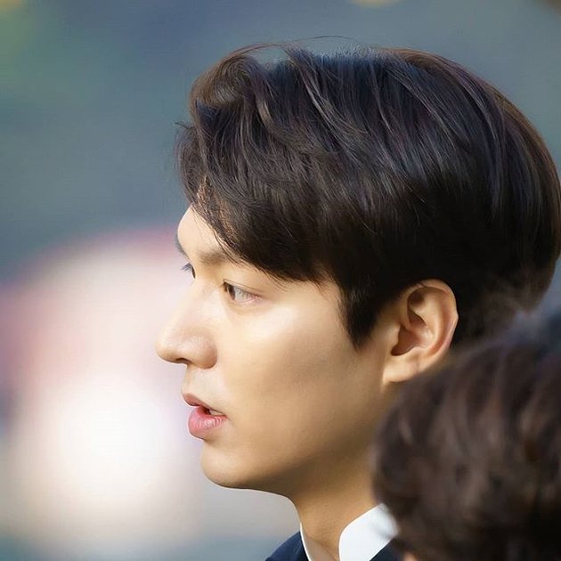 10 Photos of Lee Min Ho Shooting His New Drama, Looking Handsome Like a White Horse Prince