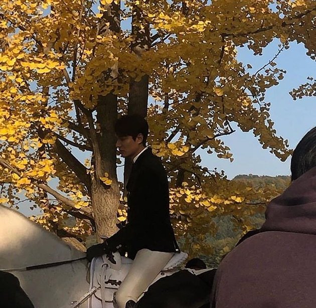 10 Photos of Lee Min Ho Shooting His New Drama, Looking Handsome Like a White Horse Prince