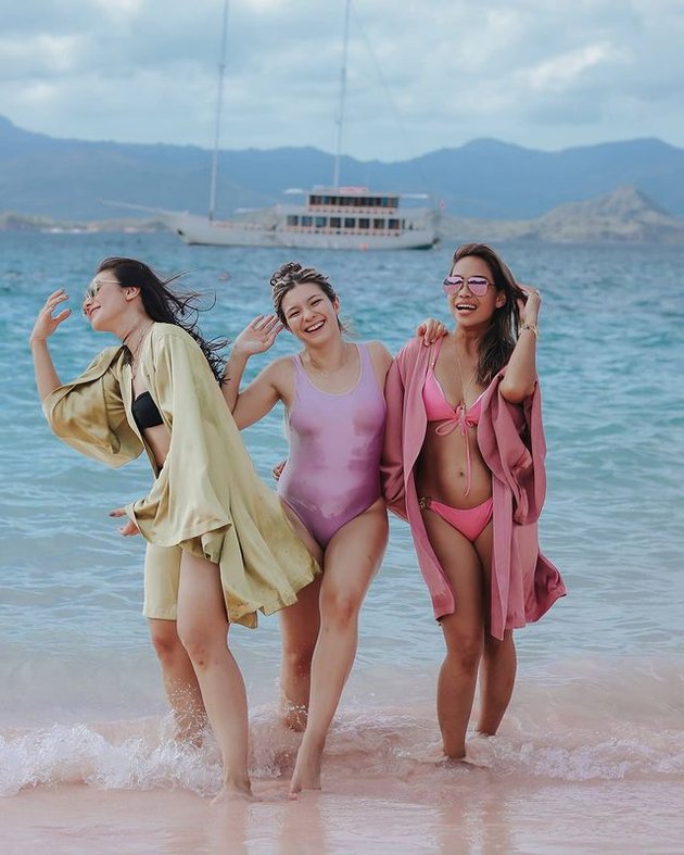 10 Fun Vacation Photos of Wulan Guritno and Shalom in Labuan Bajo, Hot and Coordinated in Bikinis