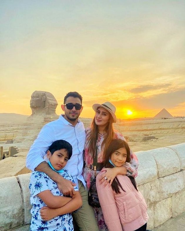 10 Photos of Tania Nadira and Family Vacation in Egypt, the Youngest Baby Also Joined