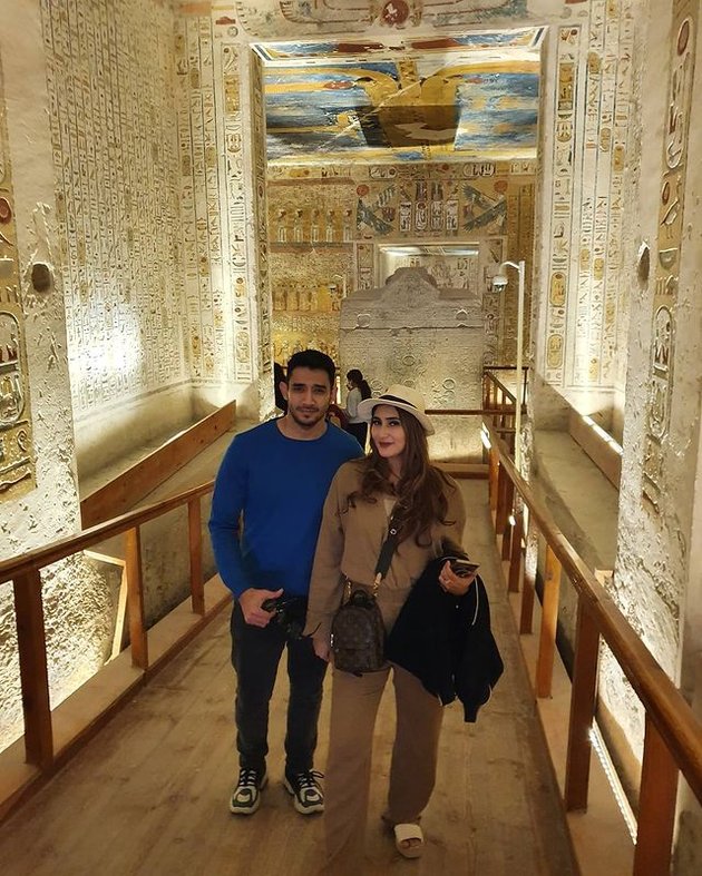 10 Photos of Tania Nadira and Family Vacation in Egypt, the Youngest Baby Also Joined