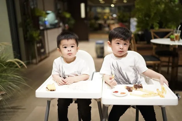 Mikhael dan Raphael Moeis