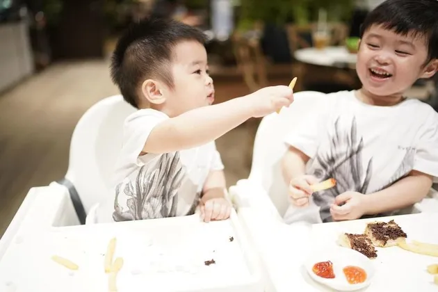 Mikhael dan Raphael Moeis