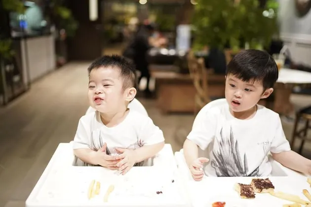 Mikhael dan Raphael Moeis
