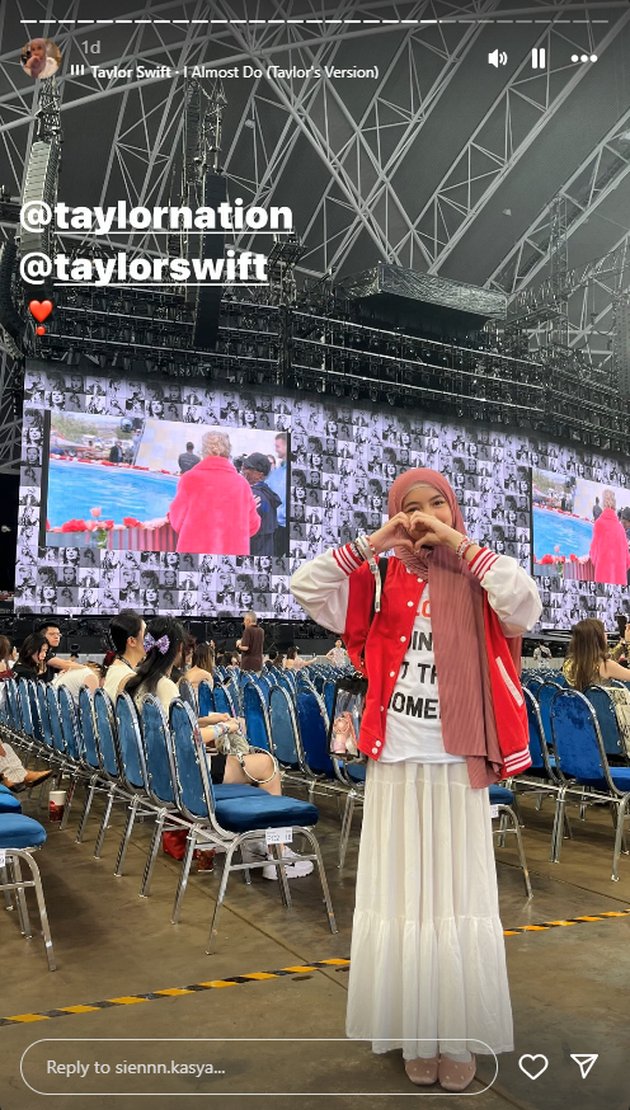 10 Photos of Marshanda - Sienna Finally Watch Taylor Swift's Concert in Singapore, Mother & Daughter in One Frequency