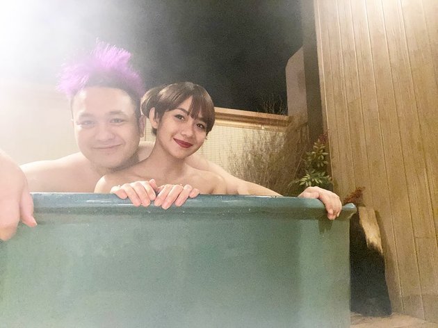 10 Romantic Photos of Indonesian Celebrity Couples that Caught Attention, Bathing in Bathtub - Showering Under the Shower