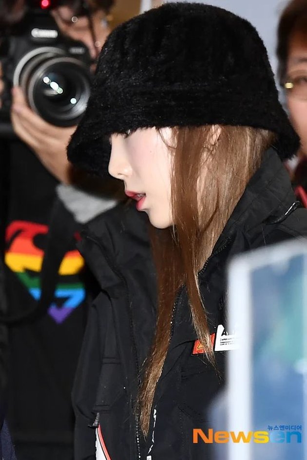 10 Photos of Taeyeon SNSD at the Airport Looking Unenthusiastic, Fans Worried