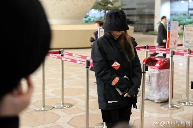 10 Photos of Taeyeon SNSD at the Airport Looking Unenthusiastic, Fans Worried