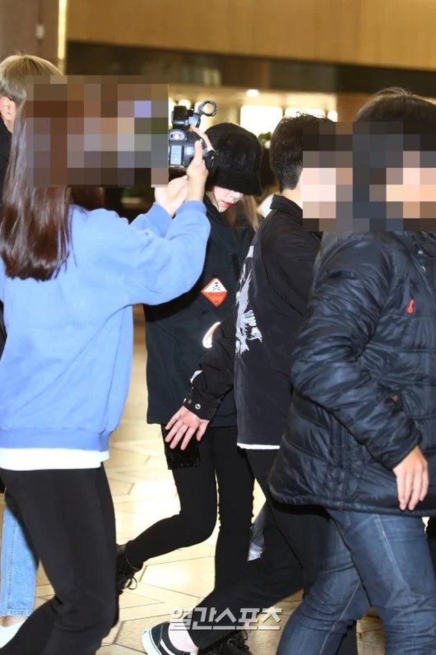10 Photos of Taeyeon SNSD at the Airport Looking Unenthusiastic, Fans Worried