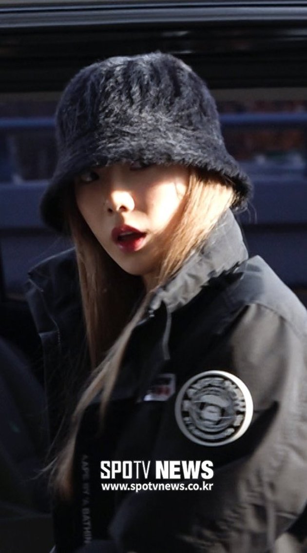 10 Photos of Taeyeon SNSD at the Airport Looking Unenthusiastic, Fans Worried