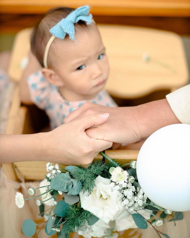 10 PHOTOS of Baby Claire's 10-Month Celebration in Ubud, Receiving Affectionate Kisses from Shandy Aulia and David
