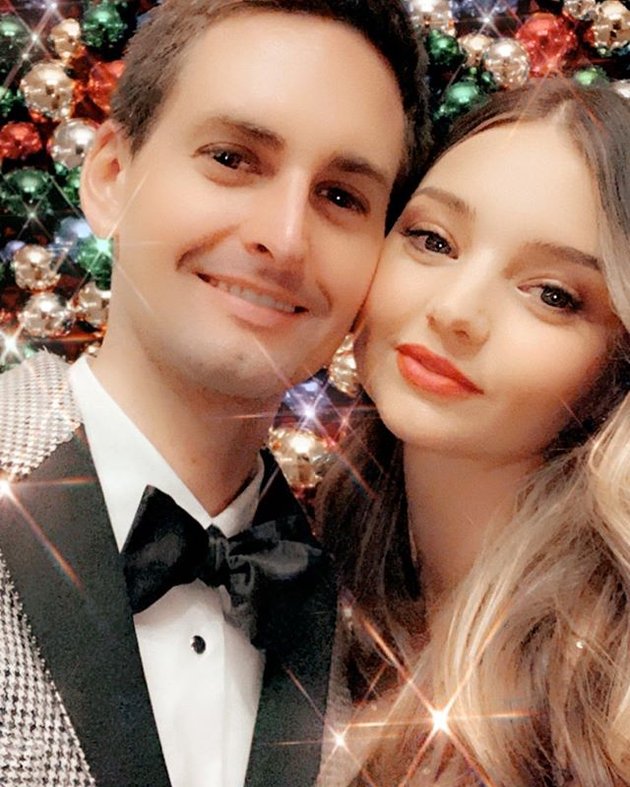 10 Photos of Hollywood Celebrity Christmas Celebration, Family Gathering - Intimate Selfie with Partners