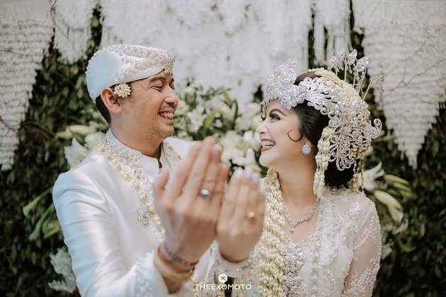 10 Photos of Tiwi's Wedding, Former T2 Member, and Arsyad Rahman Full of Happiness, All White from the Akad to the Reception