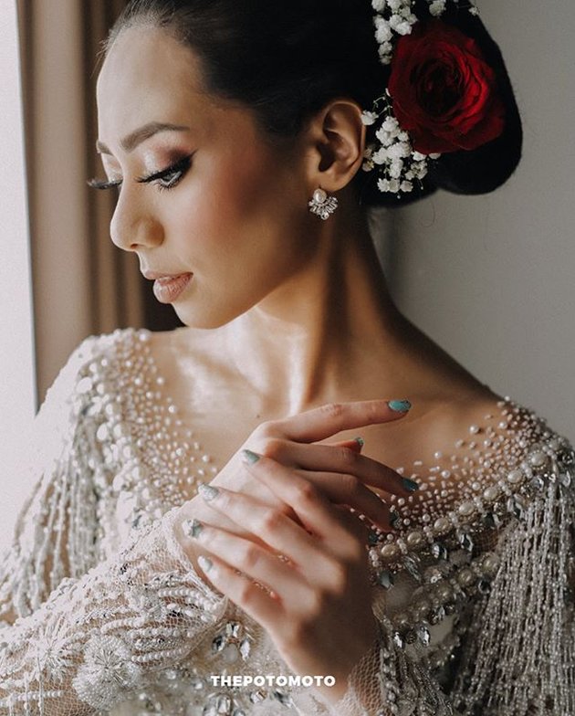 10 Photos of YouTuber Abel Cantika & Ray Rafi's Wedding, Minang-themed - Doing Bridal Makeup Herself