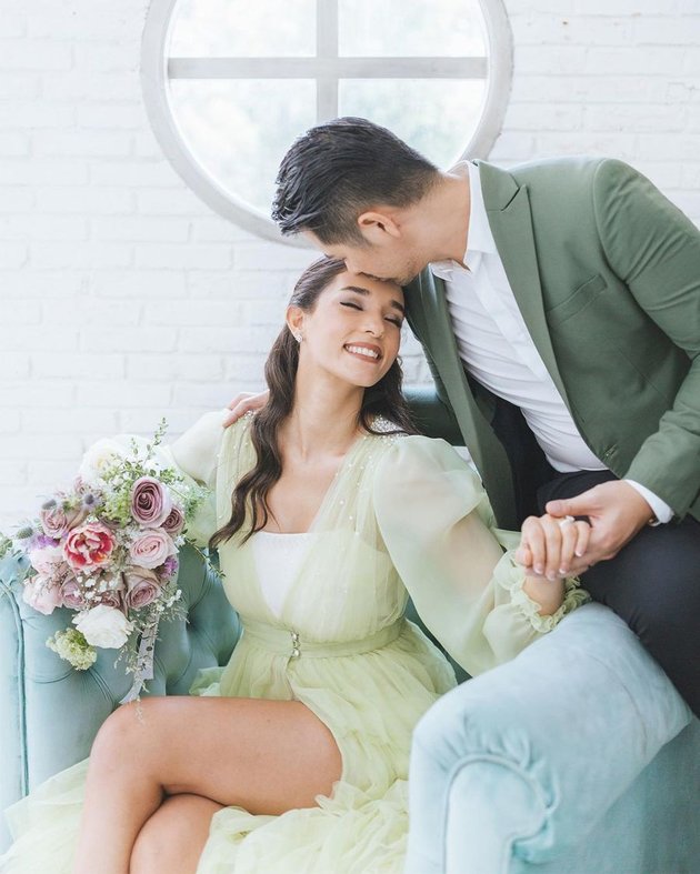 Erick Iskandar dan Vanessa Lima menjalani pemotretan prewedding dalam beberapa busana.