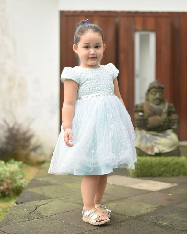 10 Photos of Princess Kayla, the Youngest Child of Pasha Ungu and Adelia, with Curly Hair Like a Doll