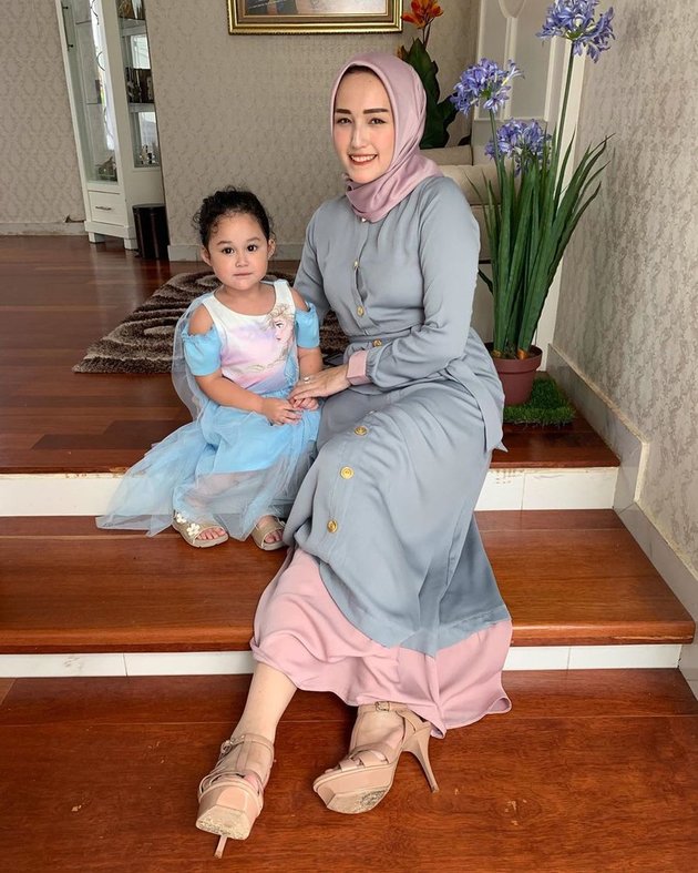 10 Photos of Princess Kayla, the Youngest Child of Pasha Ungu and Adelia, with Curly Hair Like a Doll