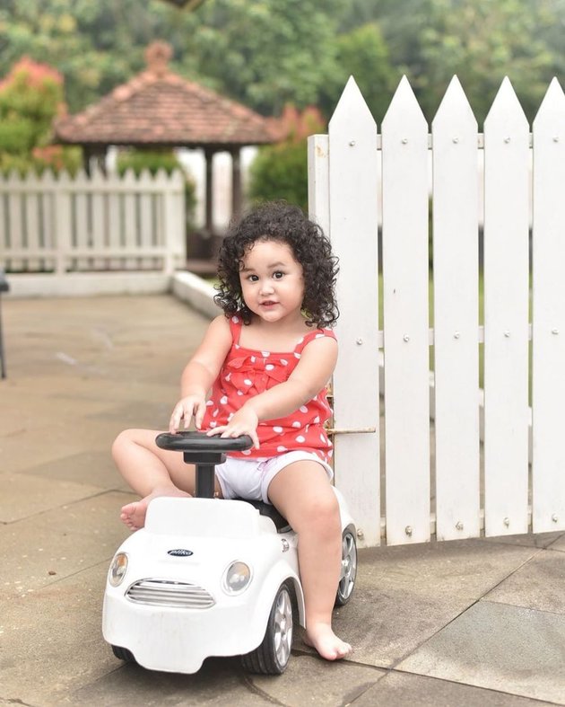 10 Photos of Princess Kayla, the Youngest Child of Pasha Ungu and Adelia, with Curly Hair Like a Doll