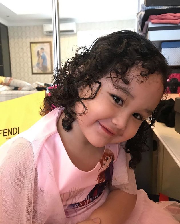 10 Photos of Princess Kayla, the Youngest Child of Pasha Ungu and Adelia, with Curly Hair Like a Doll