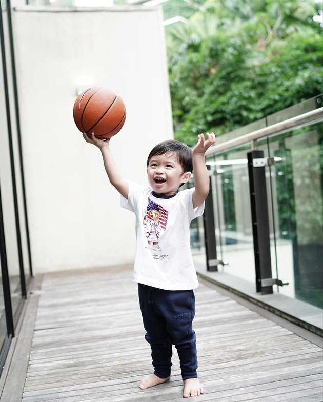 10 Raphael Moeis' Favorite Photos of Basketball, Future Basketball Player?