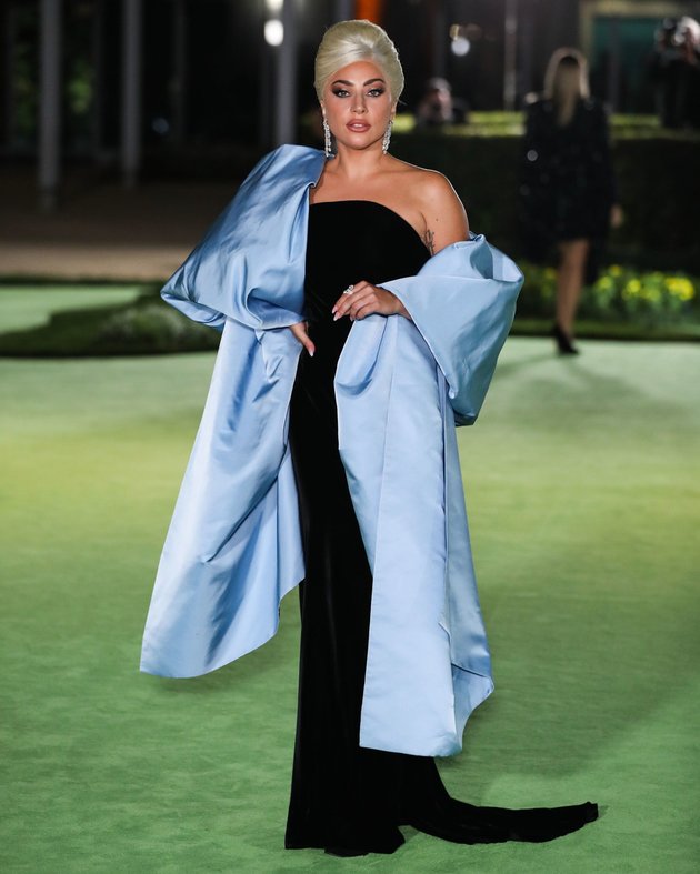 Seperti inilah penampilan Lady Gaga saat menghadiri acara Opening Gala Academy Museum of Motion Pictures yang digelar di Los Angeles pada Sabtu (25/9) lalu. Ia tampil stunning dalam balutan gaun hitam dan biru satin rancangan Schiaparelli.
