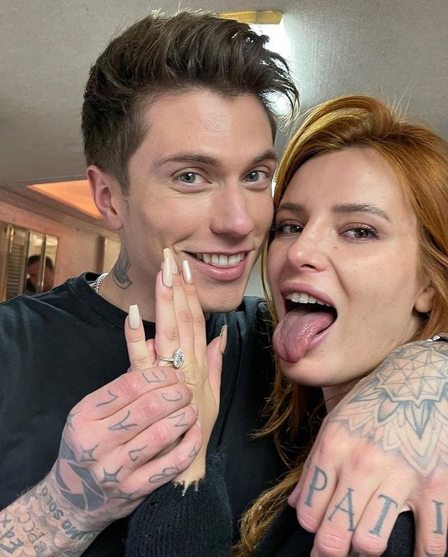 10 Romantic Engagement Photos of Bella Thorne and Benjamin Mascolo, Filled with Roses and Candles
