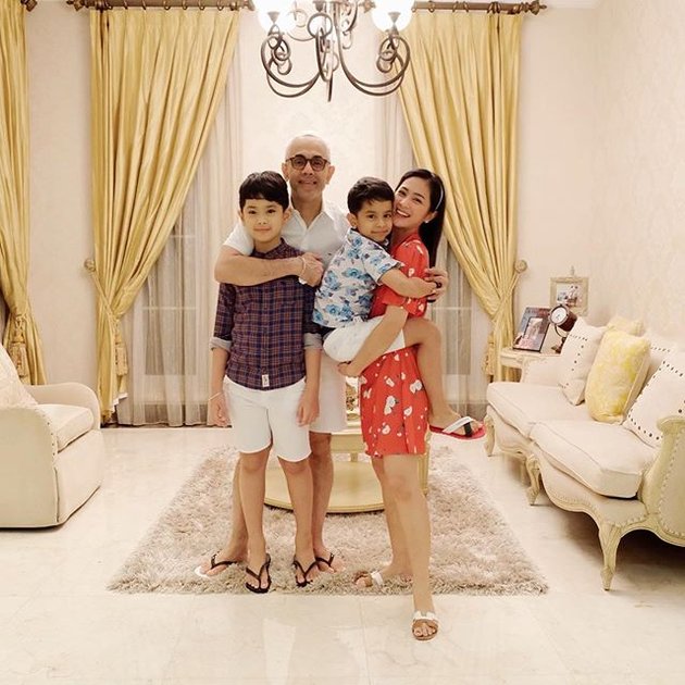 10 Photos of Bunga Zainal's Luxurious House, All White and Super Fancy